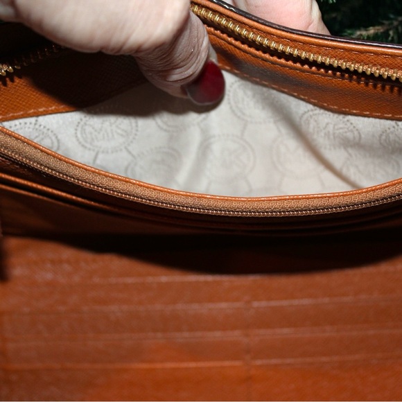 Michael Kors Beige Coated Canvas Hamilton Zip Around Wallet - EUC - Picture 4 of 6